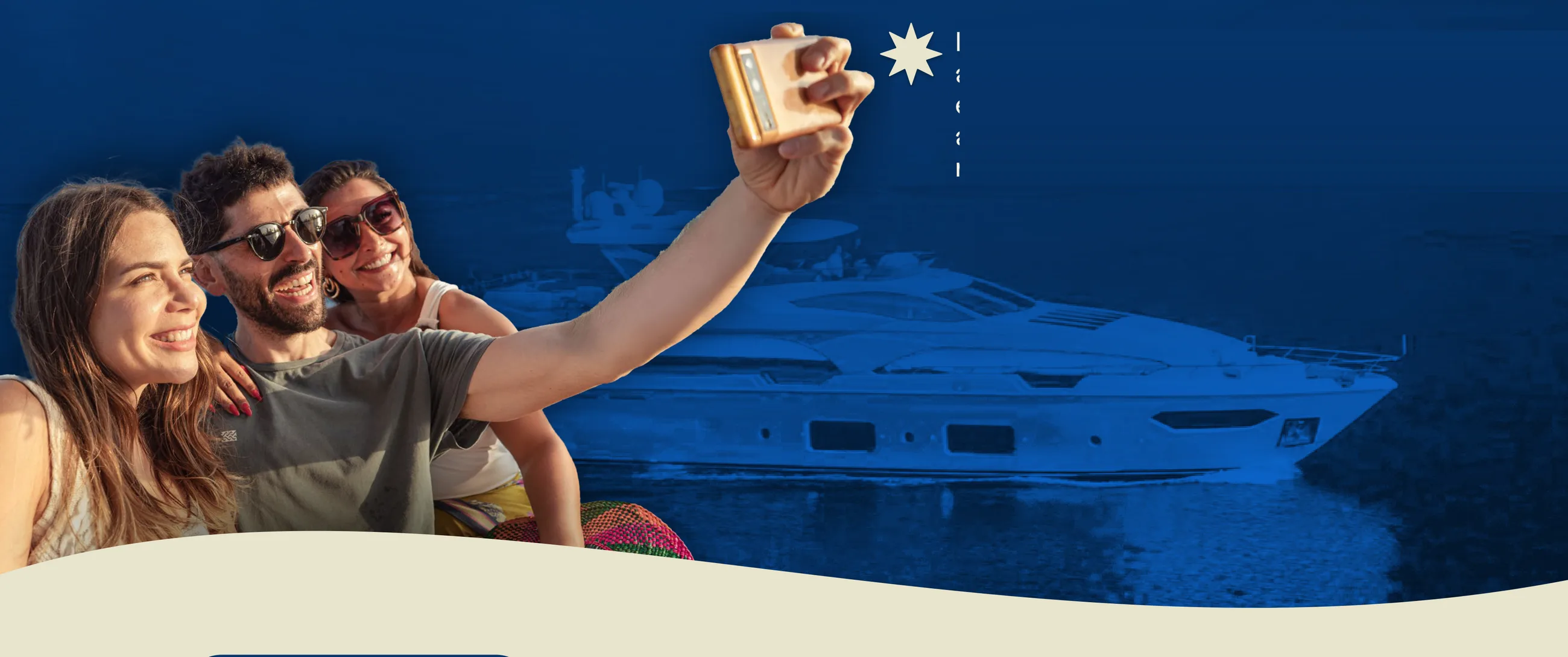 Visitantes tomándose una selfie frente a un yate en el Muelle La Bodeguita